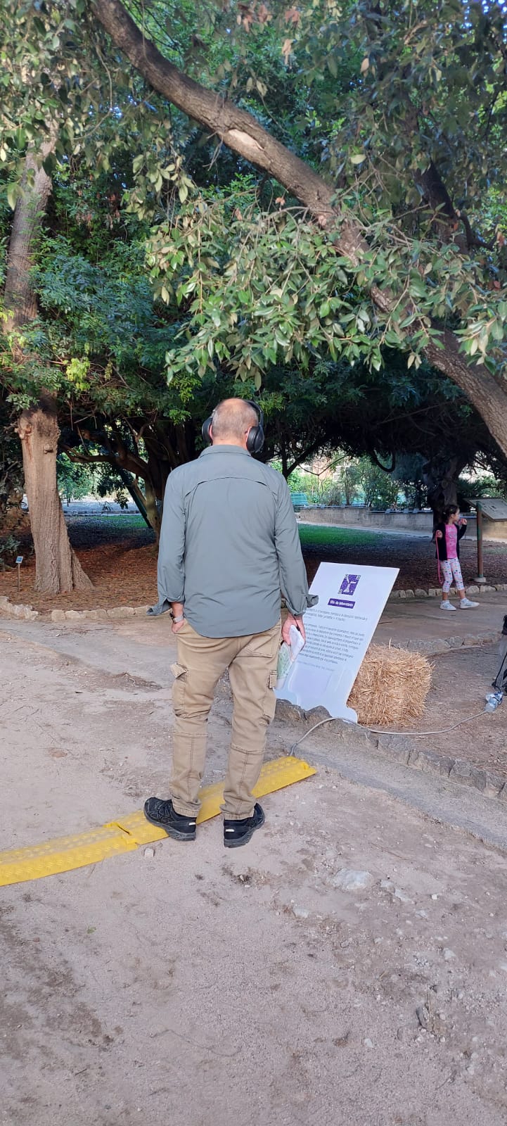 Un visitatore ascolta le Storie sonore