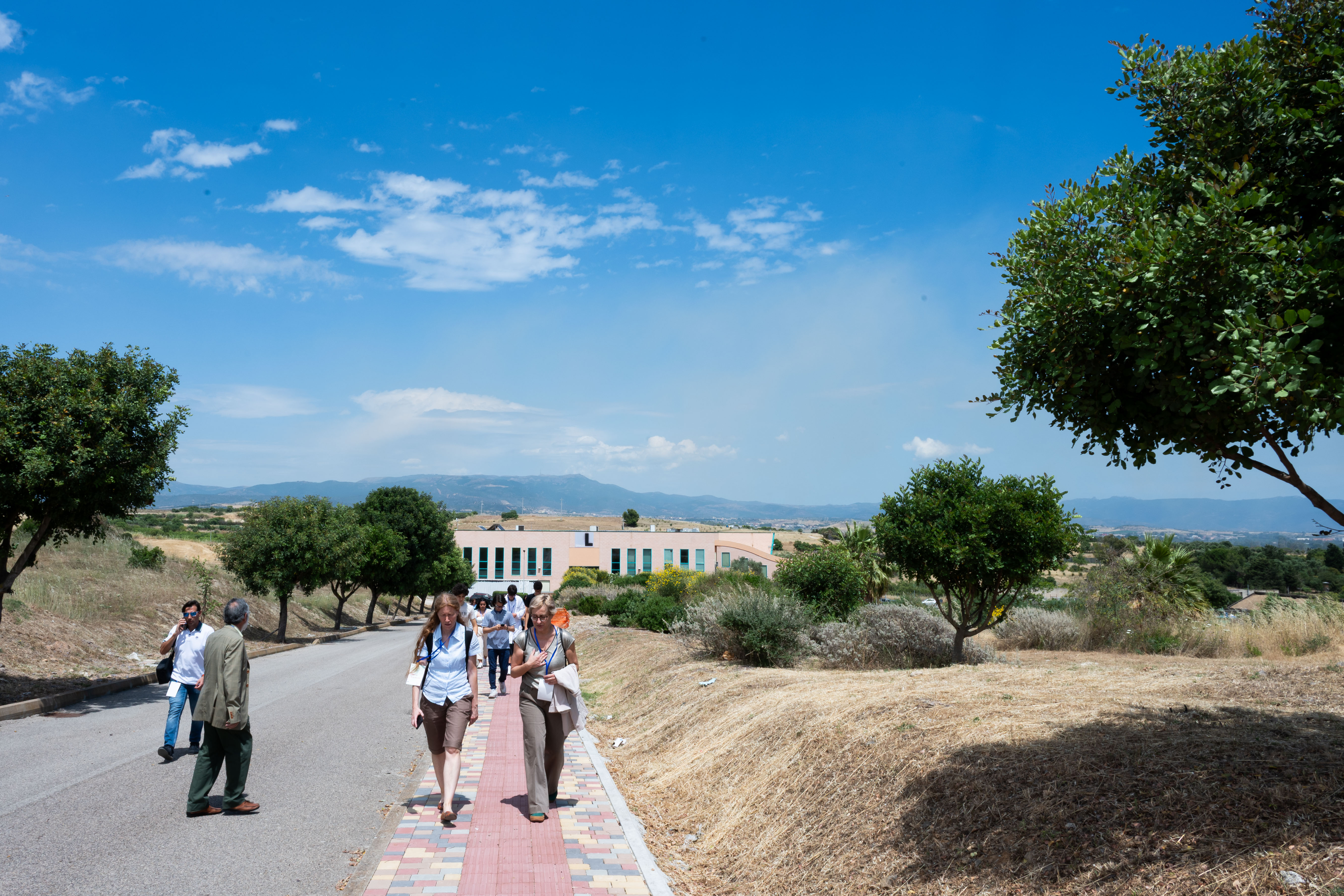 Partecipanti in arrivo alla Cittadella Universitaria di Monserrato, sede del Sardinia Sustainability Summit 2026, svoltosi il 5 giugno 2026