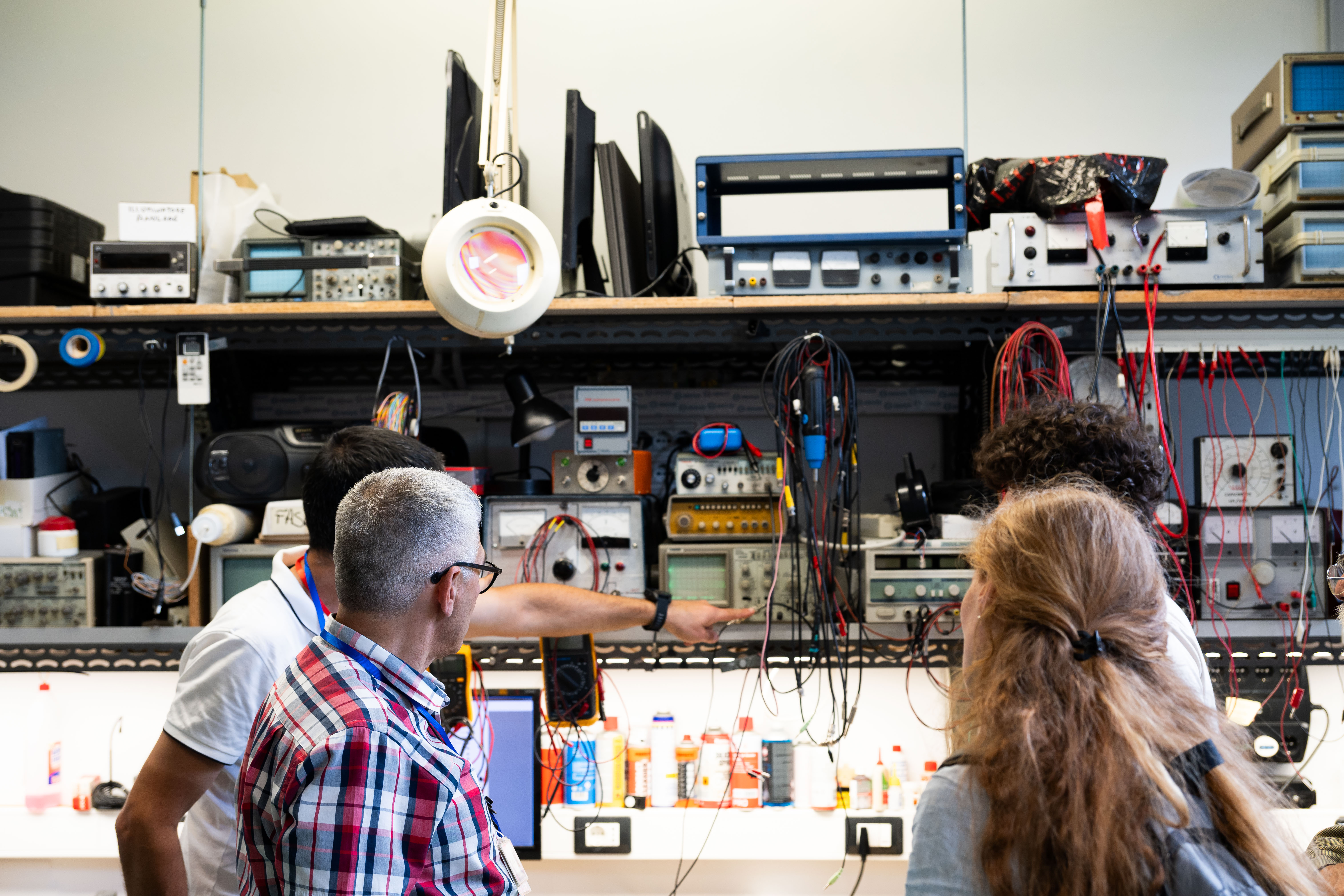 Visita ai laboratori: dimostrazione di strumentazione elettronica di misura ai partecipanti.