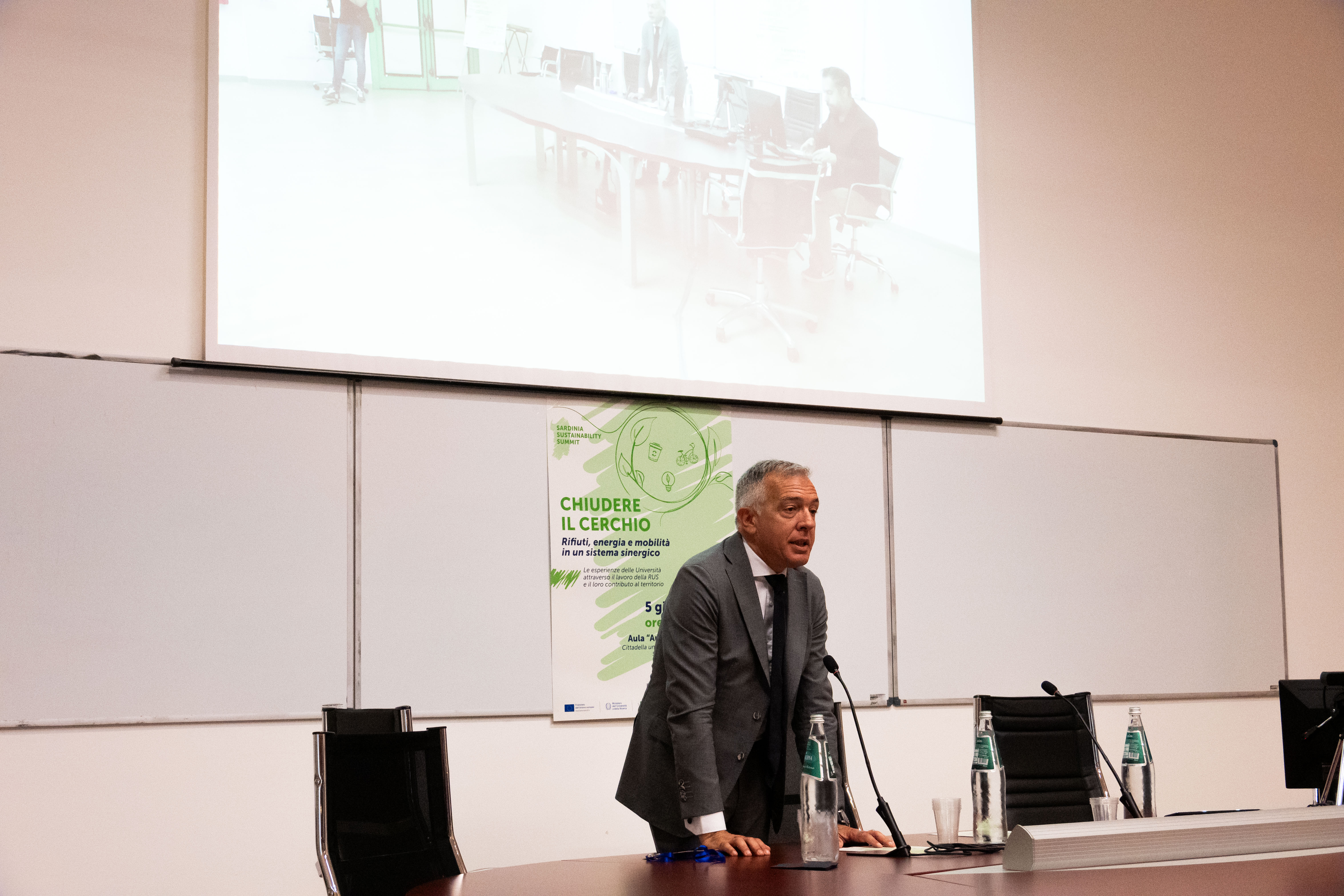 Intervento di uno dei relatori con proiezione delle slide