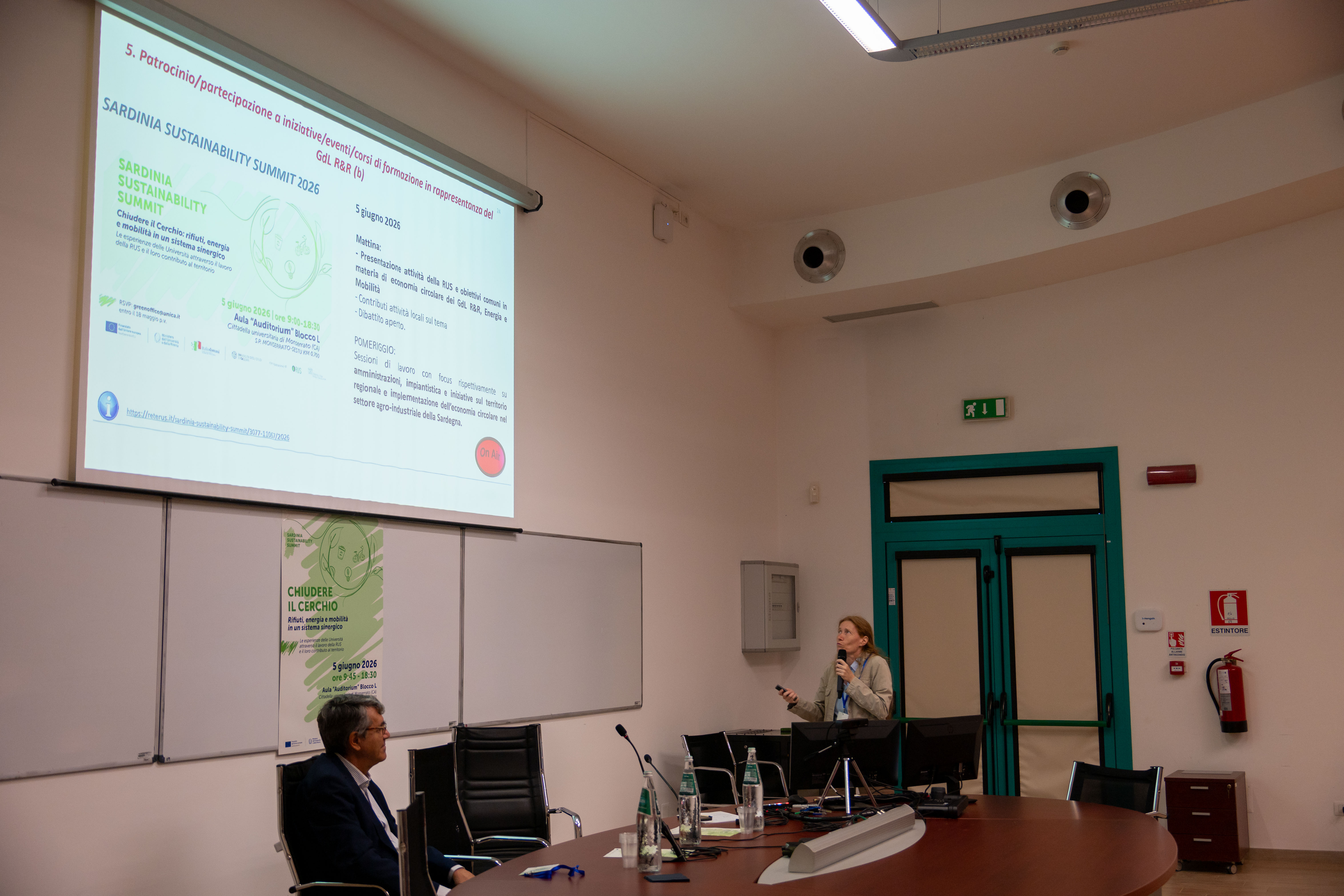 Il tavolo dei relatori durante una sessione di presentazione