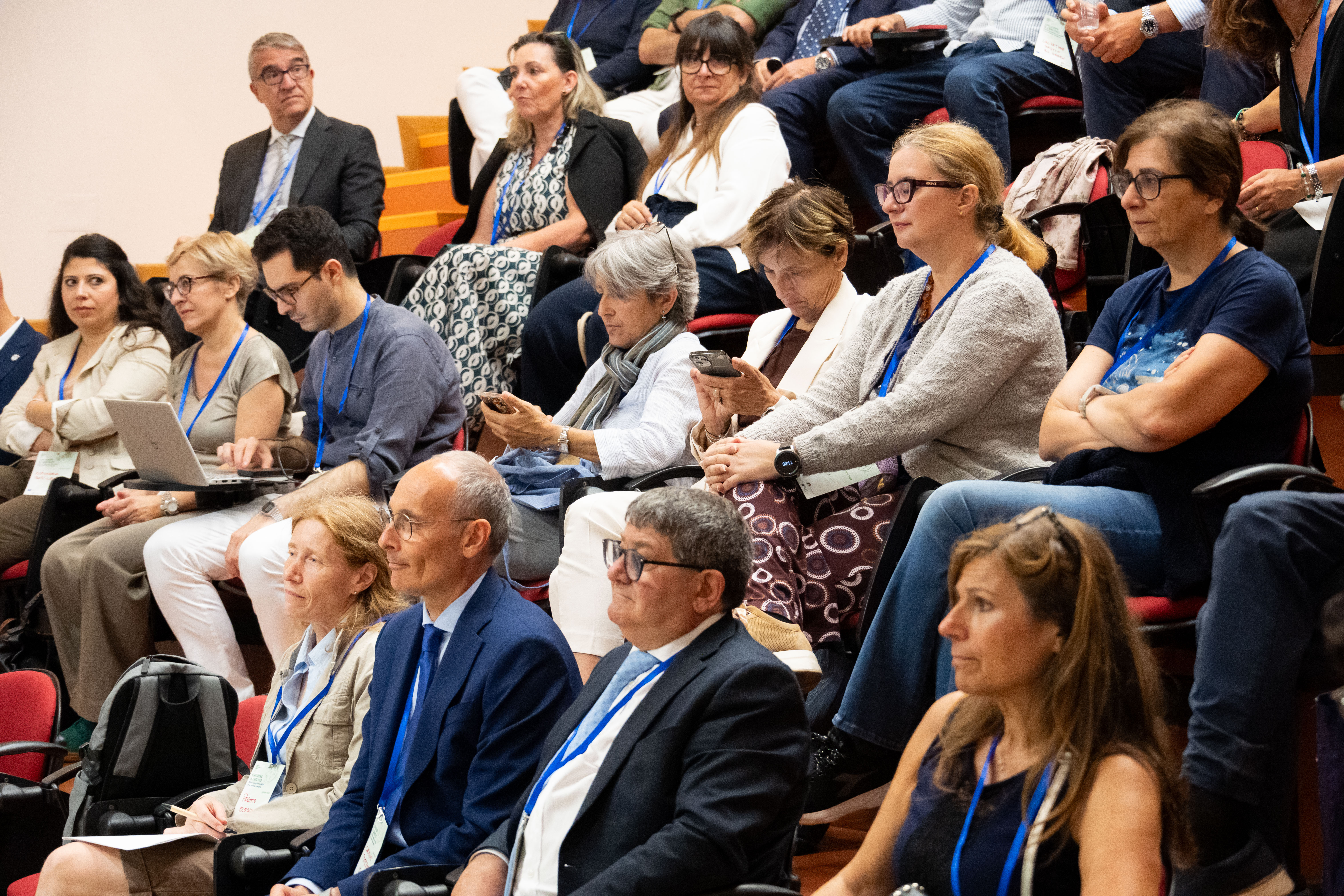 Il pubblico in platea segue gli interventi della giornata