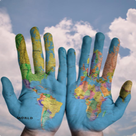 due mani con sopra mappa del mondo nuvole sullo sfondo