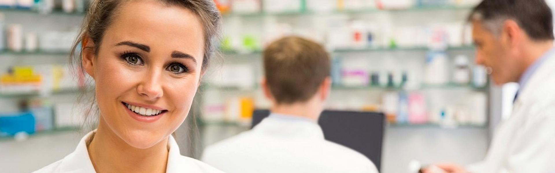 Giovane donna in una farmacia