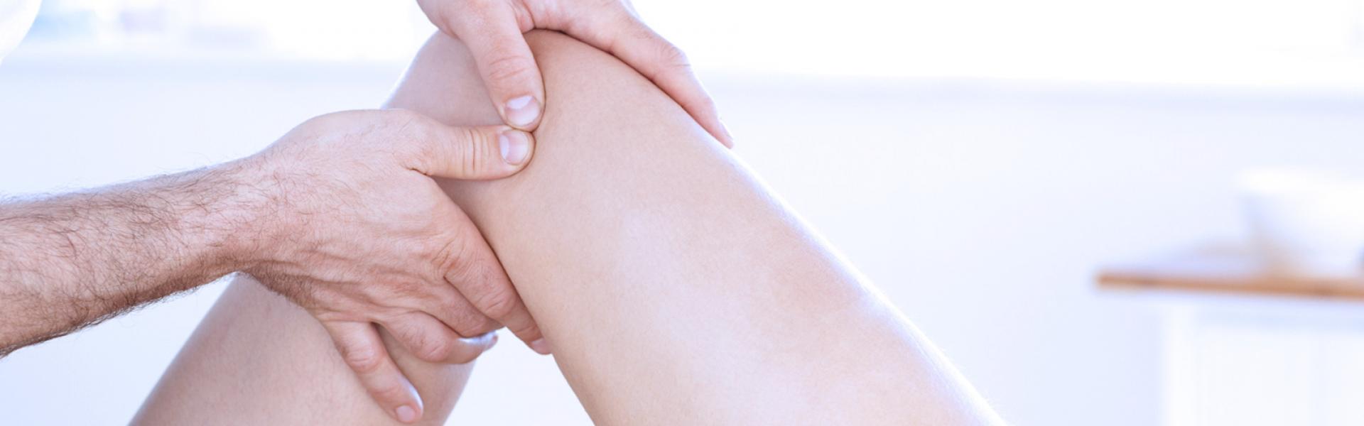 Fisioterapista massaggia un ginocchio