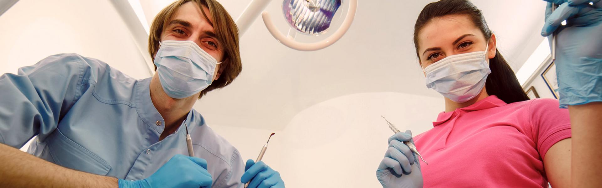 Dentista e assistente alla poltrona