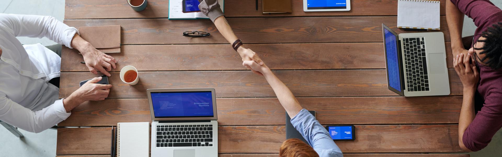 Stretta di mano fra due persone in un ufficio