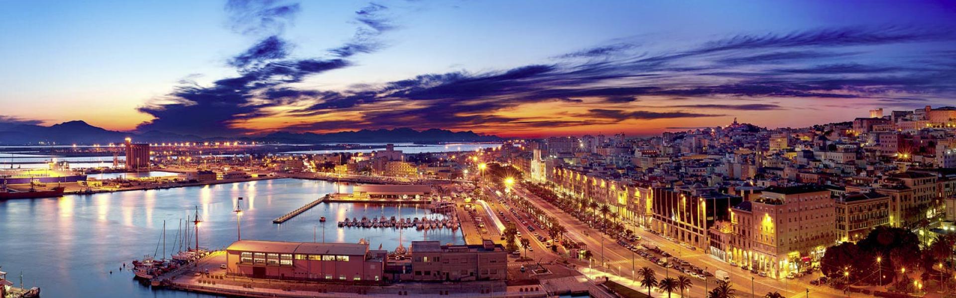 Panorama del Porto di Cagliari al tramonto
