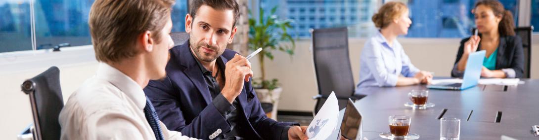Economisti al lavoro in ufficio