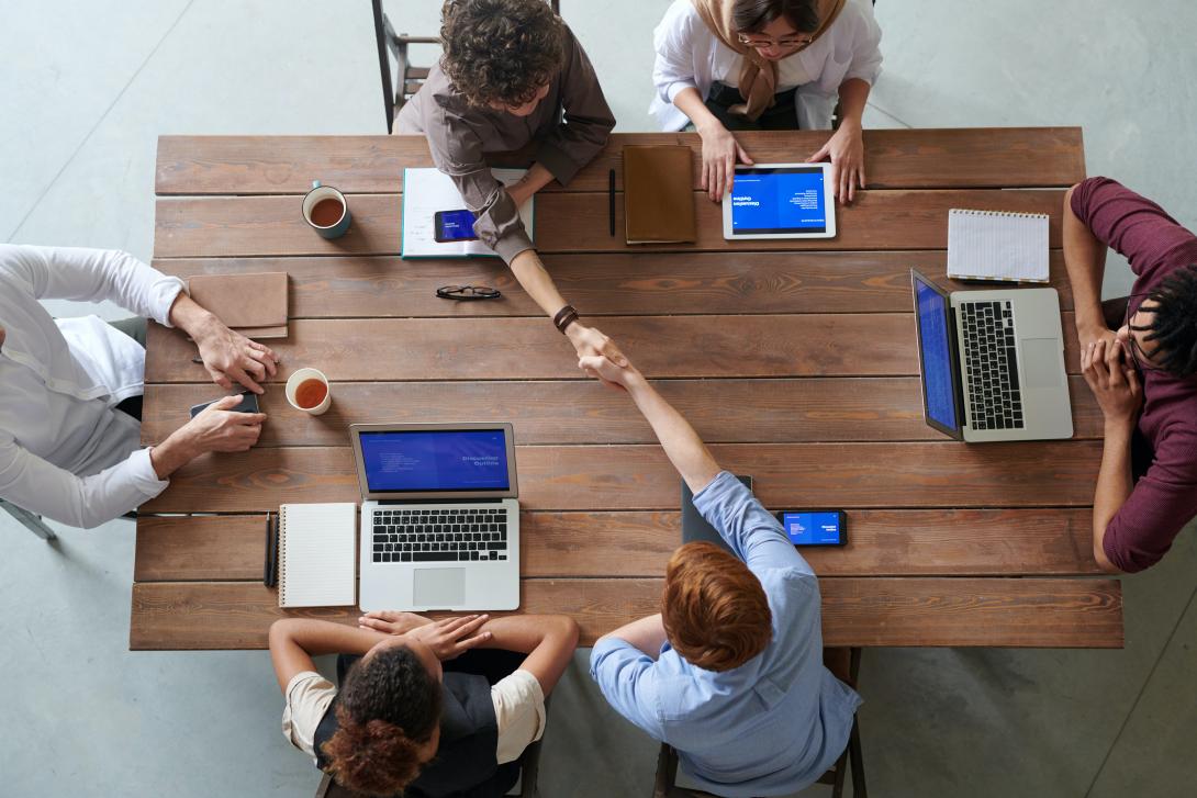 Stretta di mano fra due persone in un ufficio
