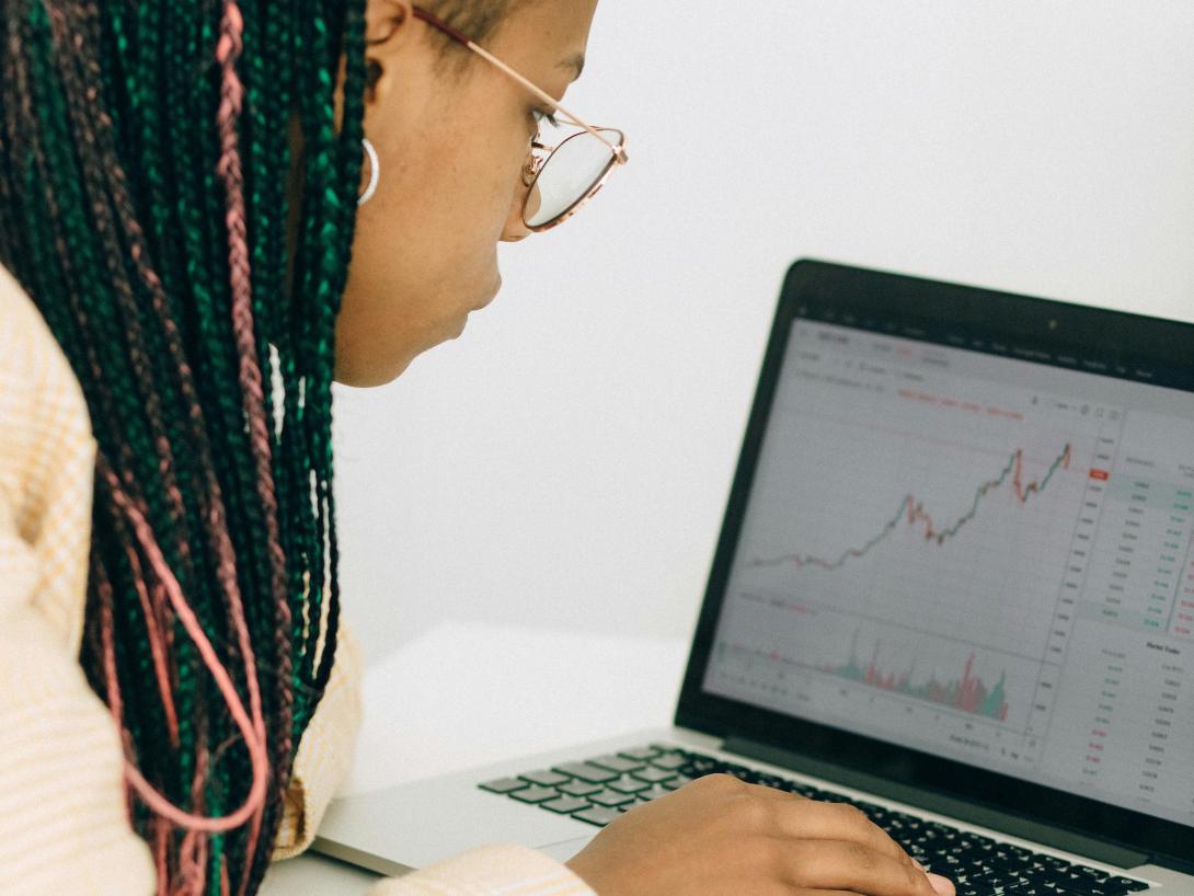 Immagine per evento Alleanza Assicurazioni, recruiting day: una ragazza al pc che legge un grafico