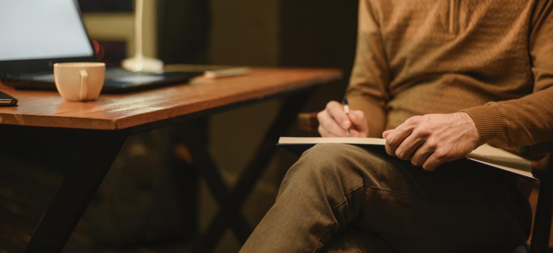 Copertina della card Counseling psicologico per il personale: una persona che scrive degli appunti su un quaderno in un contesto sicuro